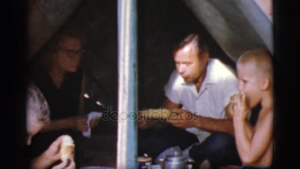 Ludzie jedzenie w namiocie — Wideo stockowe