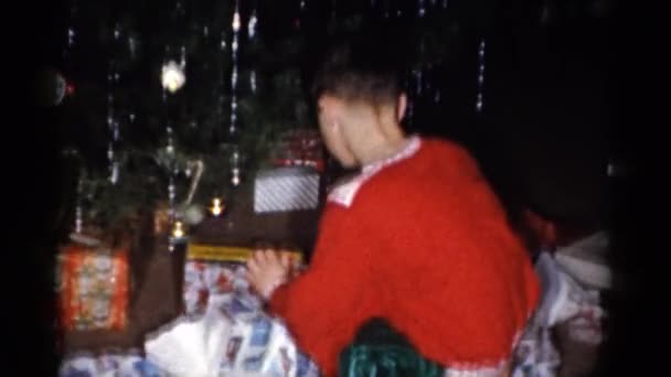 Niño desenvolviendo regalos de Navidad — Vídeos de Stock