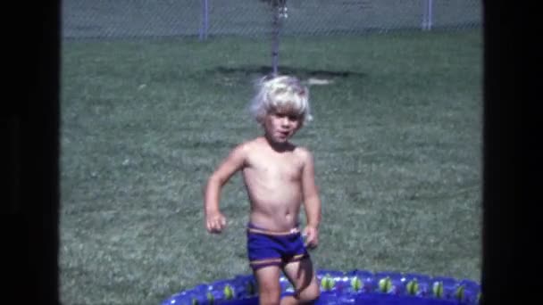 Menino andando na piscina de fundo — Vídeo de Stock