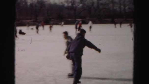 Eislaufen auf dem Eis — Stockvideo