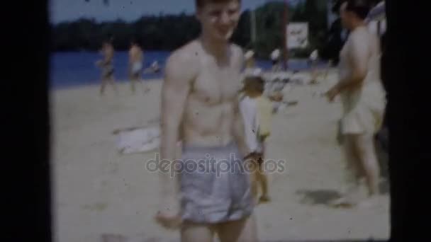 La gente pasa tiempo en la playa — Vídeo de stock