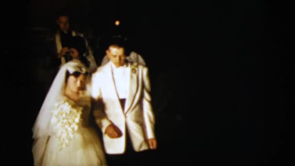 Sposa e sposo andando all'altare — Video Stock