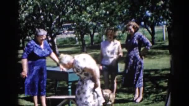 Vier vrouwen poseren op camera — Stockvideo