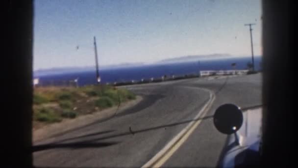 Pohled z jedoucího auta na silnici a moře — Stock video