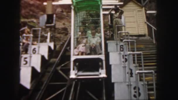 Pessoas montando em funicular — Vídeo de Stock