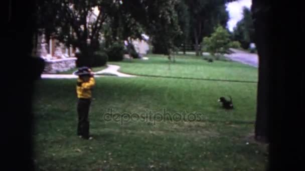 Malý chlapec, venčení psa — Stock video