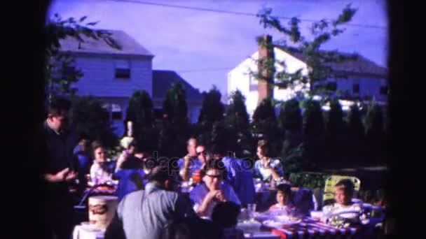 Menschen ruhen sich auf Picknick aus — Stockvideo