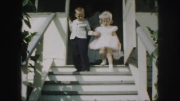 Děti chodí po schodech — Stock video