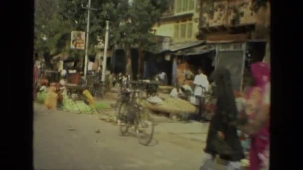 Persone che camminano sulla strada indiana autentica — Video Stock