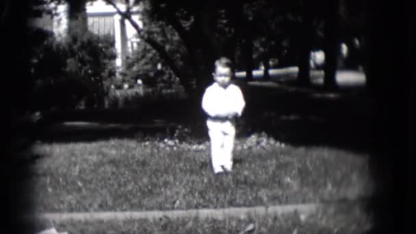 Garçon en blanc courir à la caméra — Video