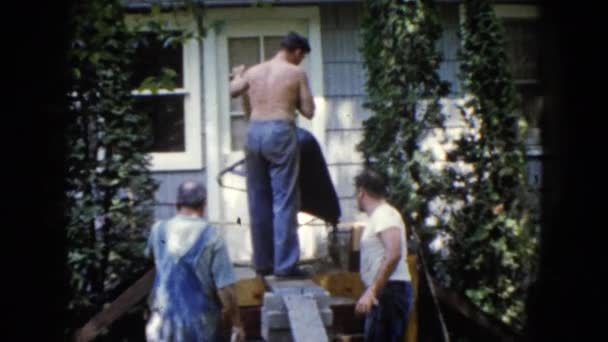 Мужчины, работающие на стройплощадке — стоковое видео