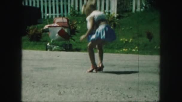 Девушка на каблуках — стоковое видео