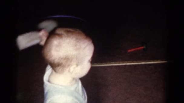 婴儿挥舞一把梳子 — 图库视频影像