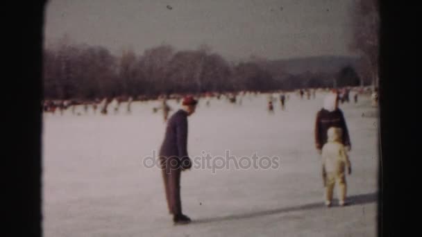 Gente patinando sobre hielo — Vídeos de Stock