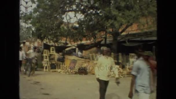 Mensen lopen op authentieke Indiase straat — Stockvideo