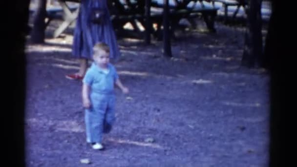 Chlapec v modrém obleku, chůze — Stock video