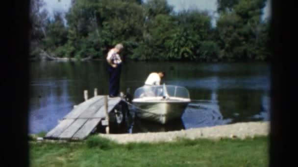 Männer auf der Seebrücke Lizenzfreies Stock-Filmmaterial