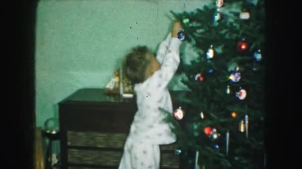 Menino decorando árvore de Natal — Vídeo de Stock