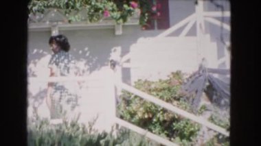 Kadın evin yakınına yukarı