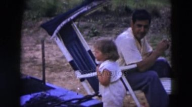 oturma ve küçük kızla oynayan adam