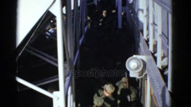 Güverte üzerinde duran üniformalı askerler