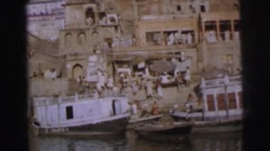 Riverside üzerinde duran insanlar