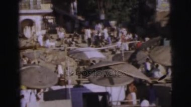 Riverside üzerinde duran insanlar