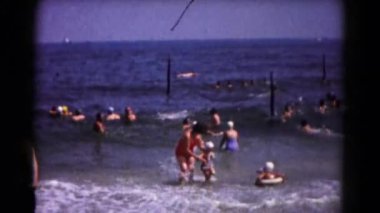  Okyanusta yüzmeye insanlar