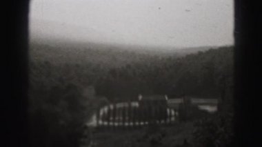 Orman ve tepelerin görünümünü gözlemleyerek 