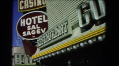 Sokak restoranları ile görünümünü gözlemleyerek