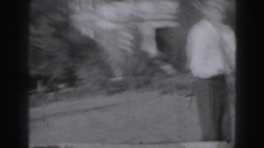 Arka bahçesinde oynarken Golf adam