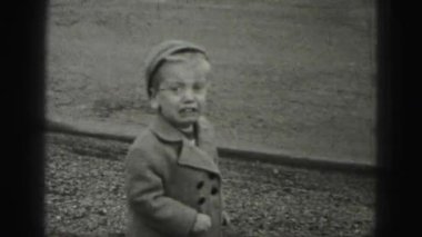 Kameraya bakarak ağlayan çocuk