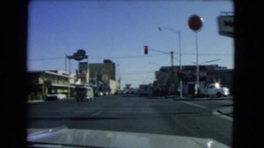 Otomobil olan sokak görünümünü gözlemleyerek