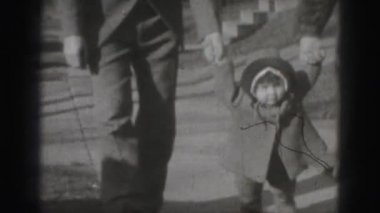 Erkek ve kız bebek tutan kadın