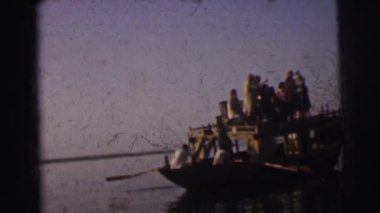 kalabalık ile yüzen tekne