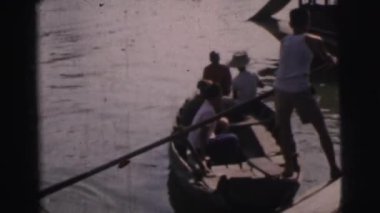 Kano içinde yüzen insanlar 