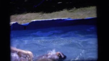 Yüzme havuzunda oynayan iki erkek