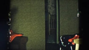 Anne ve kızı Odaya girme 