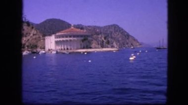 Deniz ve tepelerin görünümünü gözlemleyerek