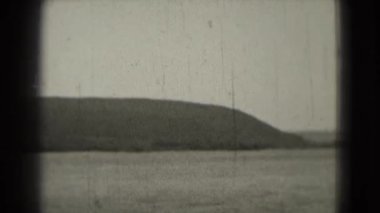 Göl ve tepelerin görünümünü gözlemleyerek