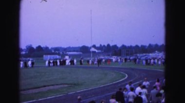 stadyum üzerinde yürüyen insanlar