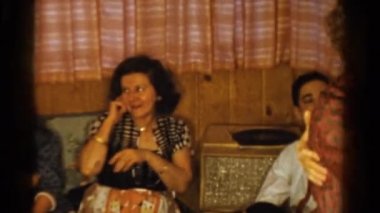 koltukta oturan gülümseyen insanlar