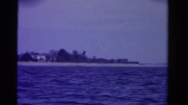 Teknede balık tutan çocuk ve erkekler