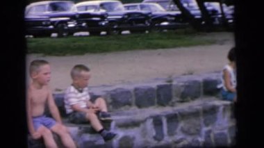 nehir kenarında bekleyen insanlar