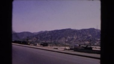 Yol ve dağlar görünümünü gözlemleyerek