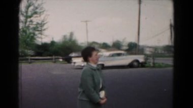 Otopark arabalar üzerinde yürüyen insanlar