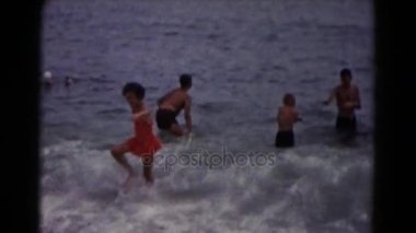 Deniz dalgaları ile oynayanlar