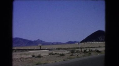 Yol ve dağlar görünümünü gözlemleyerek