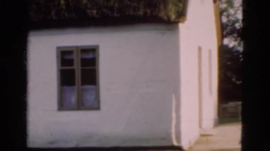 Beyaz kırsal kesimde bina