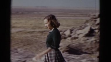 yürüyen merdivenden kadın